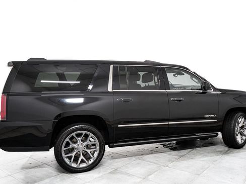 Used 2020 GMC Yukon XL Denali w/ Denali Premium Package AWD/4WD image 7