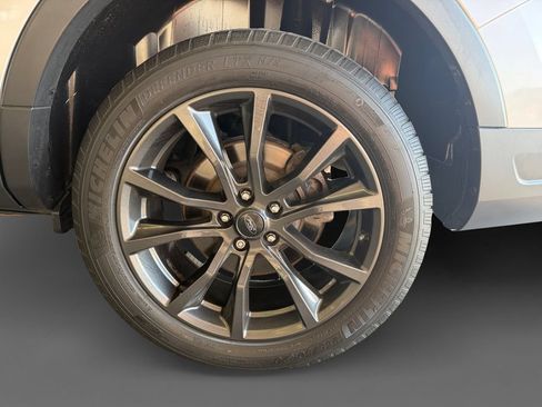 Used 2019 Ford Explorer XLT w/ Equipment Group 202A AWD/4WD image 17