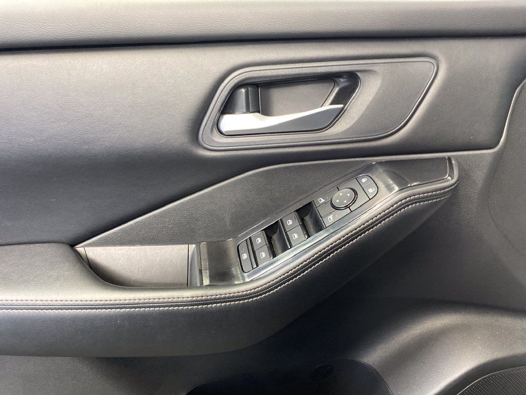 Used 2025 Nissan Rogue SV AWD/4WD image 12