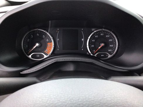 Used 2023 Jeep Renegade Latitude AWD/4WD image 15