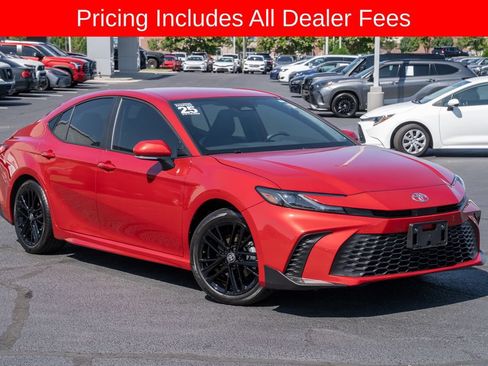 Used 2025 Toyota Camry SE FWD image 1