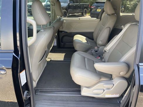 Used 2020 Toyota Sienna XLE image 10