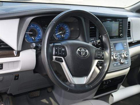 Used 2020 Toyota Sienna XLE image 9