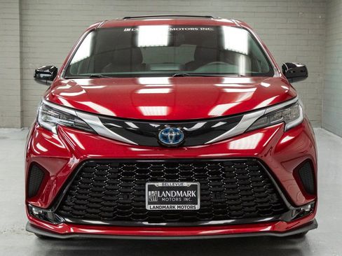 Used 2022 Toyota Sienna XSE w/ XSE Plus Package AWD/4WD image 5