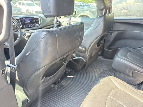 Used 2018 Chrysler Pacifica Touring-L w/ Premium Audio Group FWD image 28
