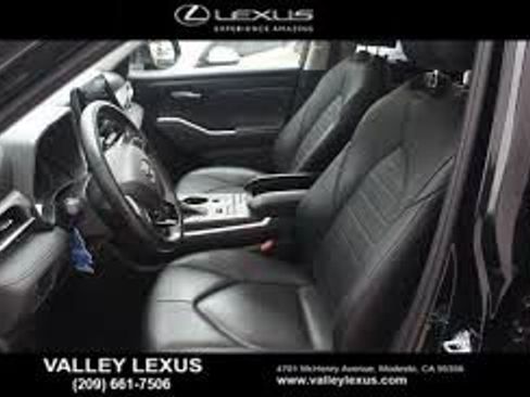 Used 2021 Toyota Highlander XLE image 9