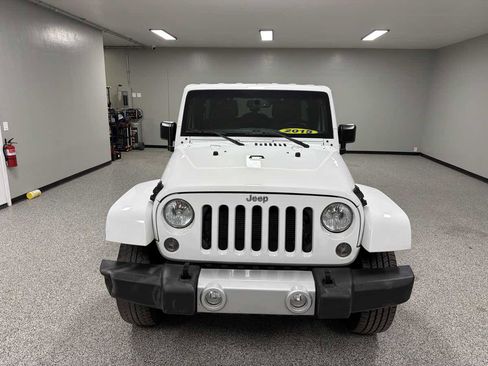 Used 2015 Jeep Wrangler Unlimited Sahara w/ Connectivity Group AWD/4WD image 8