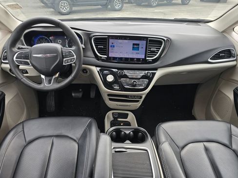 Used 2024 Chrysler Pacifica Touring-L FWD image 5