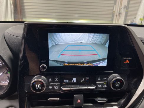 Used 2024 Toyota Highlander XLE image 30