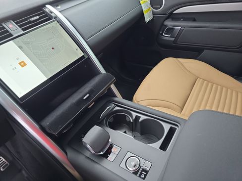 Used 2025 Land Rover Discovery Dynamic SE image 25