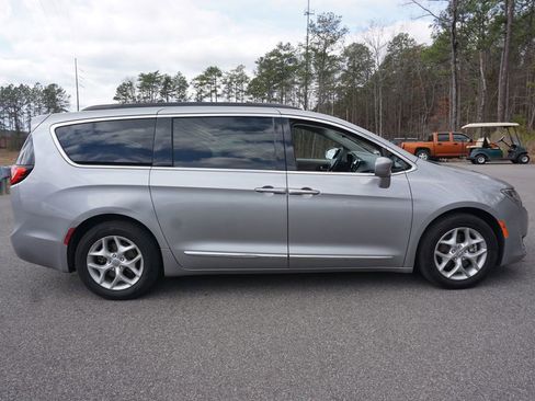 Used 2017 Chrysler Pacifica Touring-L w/ Tire & Wheel Group image 24