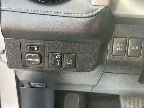 Used 2018 Toyota RAV4 Limited image 12