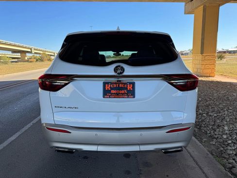 Used 2020 Buick Enclave Essence image 2