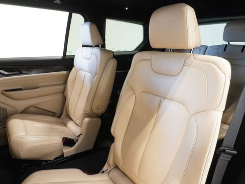 Used 2025 Jeep Grand Cherokee L Limited image 9