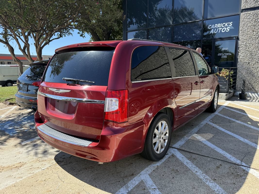Used 2016 Chrysler Town & Country Touring FWD image 4