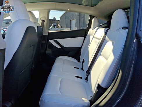 Used 2022 Tesla Model Y Long Range image 10