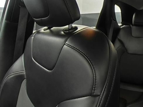 Used 2020 Jeep Cherokee Latitude Plus w/ Comfort/Convenience Group FWD image 12