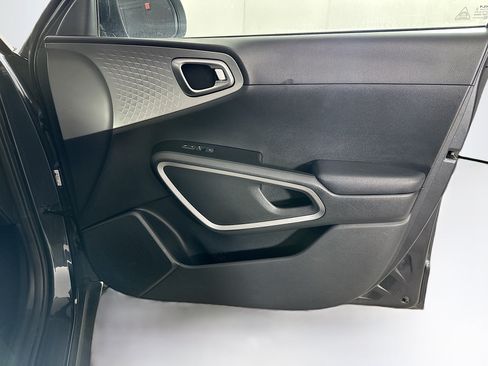 Used 2025 Kia Soul LX w/ LX Technology Package FWD image 30