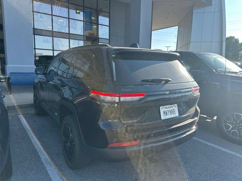 Used 2022 Jeep Grand Cherokee Altitude AWD/4WD image 7