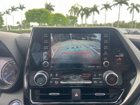 Used 2022 Toyota Highlander LE image 27