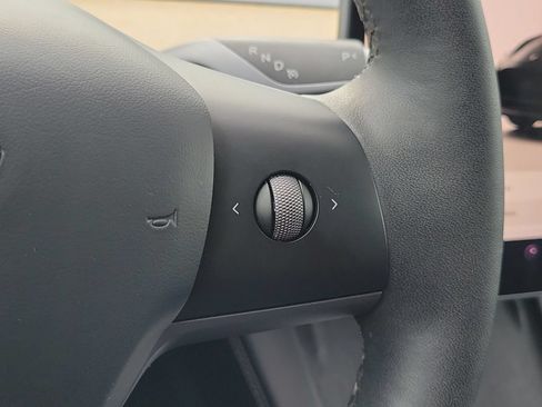 Used 2024 Tesla Model Y Long Range AWD/4WD image 27