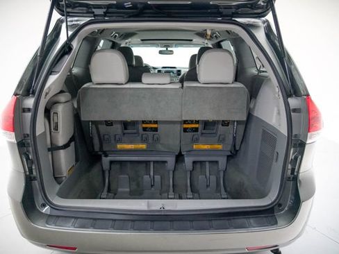 Used 2014 Toyota Sienna XLE FWD image 13