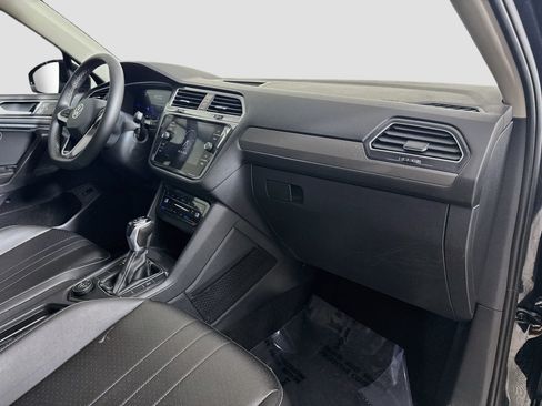 Used 2024 Volkswagen Tiguan SE AWD/4WD image 30