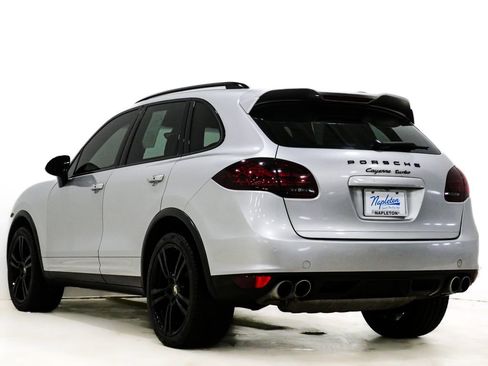 Used 2014 Porsche Cayenne Turbo image 9