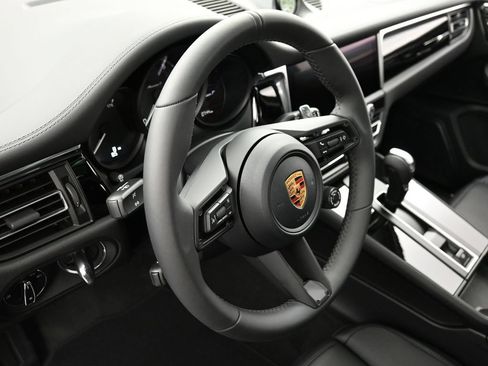 Certified 2026 Porsche Macan AWD/4WD image 17