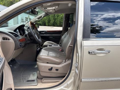 Used 2014 Chrysler Town & Country Limited FWD image 12