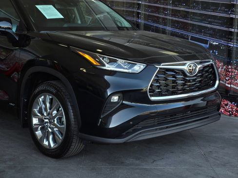 Certified 2026 Toyota Highlander Limited AWD/4WD image 2