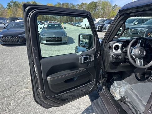 Used 2025 Jeep Wrangler Unlimited Sahara image 23