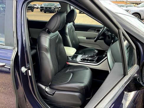 Used 2024 Kia Carnival LX FWD image 9