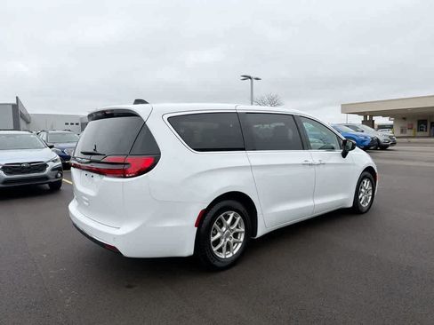 Used 2024 Chrysler Pacifica Touring-L FWD image 13