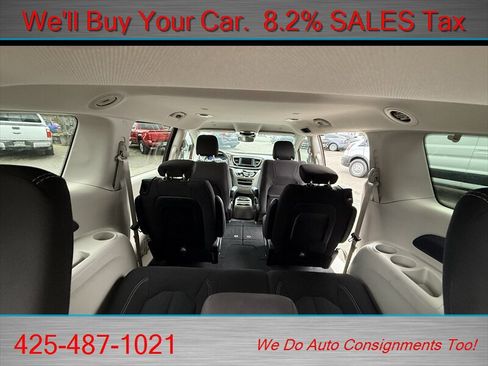 Used 2023 Chrysler Voyager LX image 10