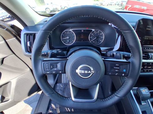 Used 2025 Nissan Pathfinder SL AWD/4WD image 16
