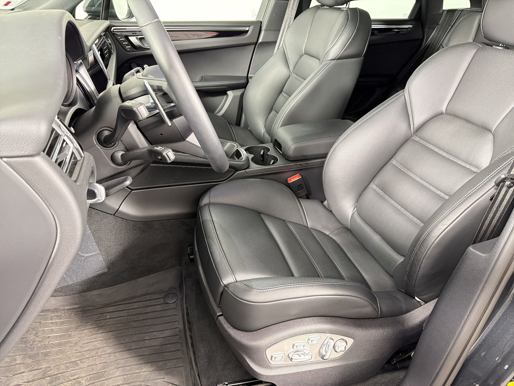 Certified 2026 Porsche Macan AWD/4WD image 5
