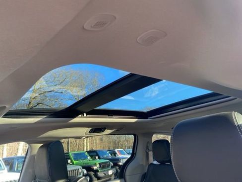 Used 2022 Chrysler Pacifica Limited image 12