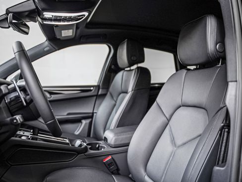 Certified 2025 Porsche Macan AWD/4WD image 5