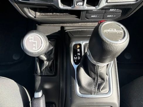 Used 2025 Jeep Gladiator Sport AWD/4WD image 31