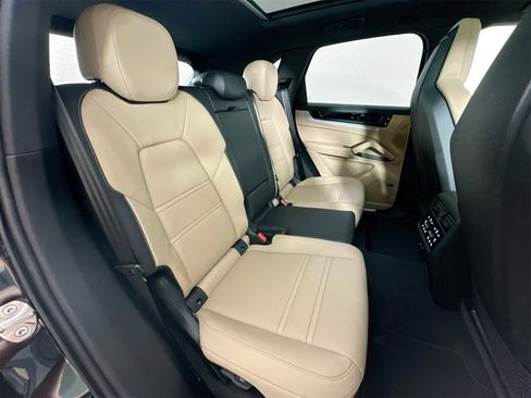 Certified 2025 Porsche Cayenne S image 27