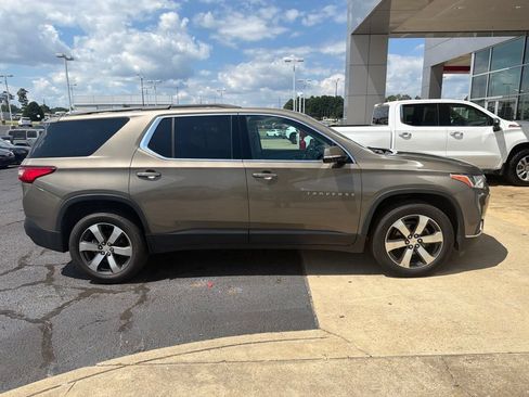 Used 2020 Chevrolet Traverse LT w/ LT Premium Package AWD/4WD image 3