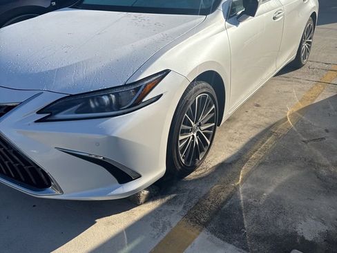 Used 2024 Lexus ES 300h w/ Premium Package image 2