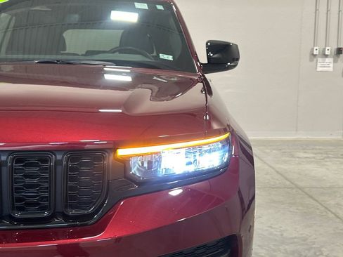Used 2024 Jeep Grand Cherokee Altitude image 10
