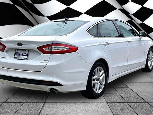 Used 2016 Ford Fusion SE w/ Equipment Group 202A FWD image 2