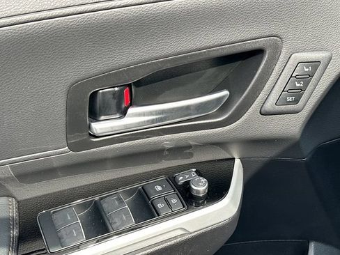 Used 2025 Toyota Sienna Limited FWD image 17