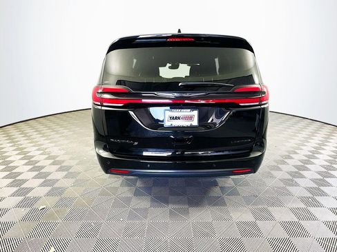 Certified 2025 Chrysler Pacifica Limited image 9