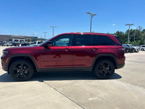 Used 2024 Jeep Grand Cherokee Altitude AWD/4WD image 6