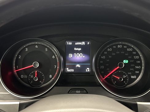 Used 2021 Volkswagen Atlas Cross Sport SE w/ Panoramic Sunroof Package FWD image 17