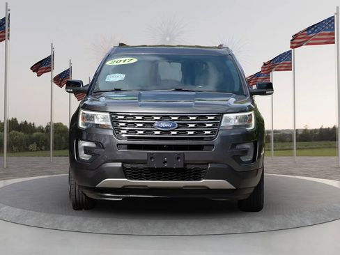 Used 2017 Ford Explorer XLT image 6